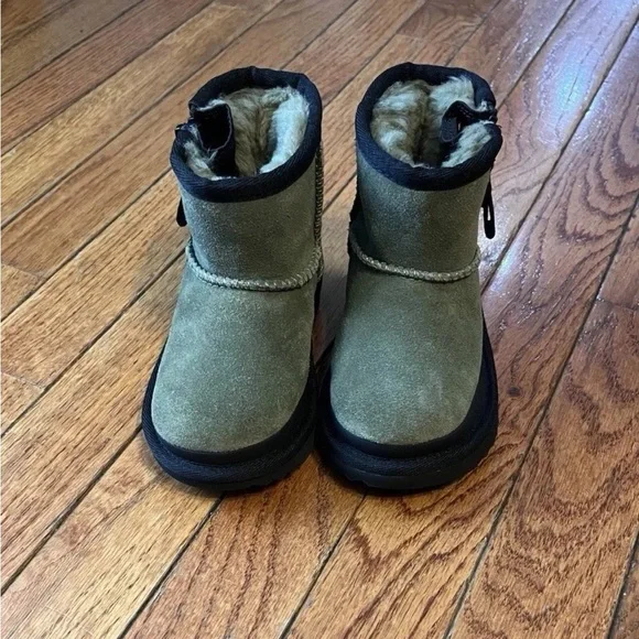 UGG Australia Classic Mini Zipper Tape Logo Boot in Olive 8C New without Box. - Picture 5 of 16
